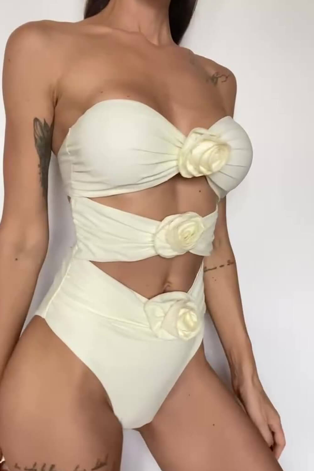 Traje de baño de una pieza sin tirantes con escote pronunciado y apliques de rosas