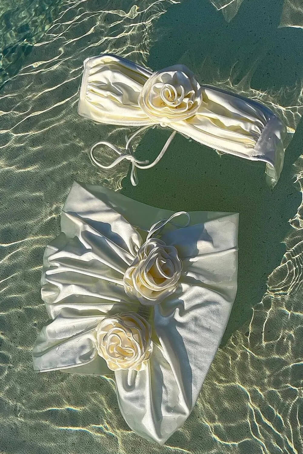 Conjunto de bikini de pierna alta con tirantes y cuello halter, con apliques de color rosa marfil y minifalda tipo pareo fruncida