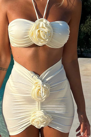 Conjunto de bikini de pierna alta con tirantes y cuello halter, con apliques de color rosa marfil y minifalda tipo pareo fruncida