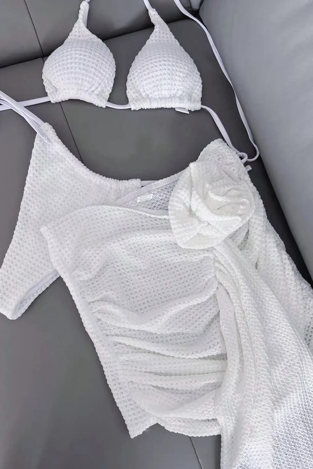 Conjunto de bikini de triángulo de crochet con lazos laterales y minifalda tipo pareo con estampado floral fruncido