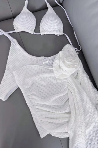 Conjunto de bikini de triángulo de crochet con lazos laterales y minifalda tipo pareo con estampado floral fruncido