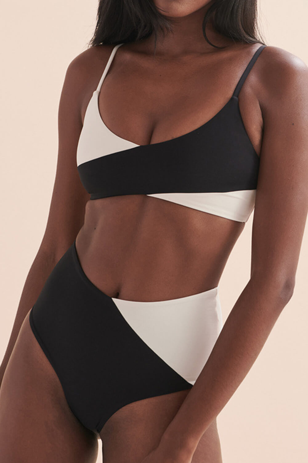 Schwarz-weißes Colorblock-Bralette-Bikini-Set mit hoher Taille