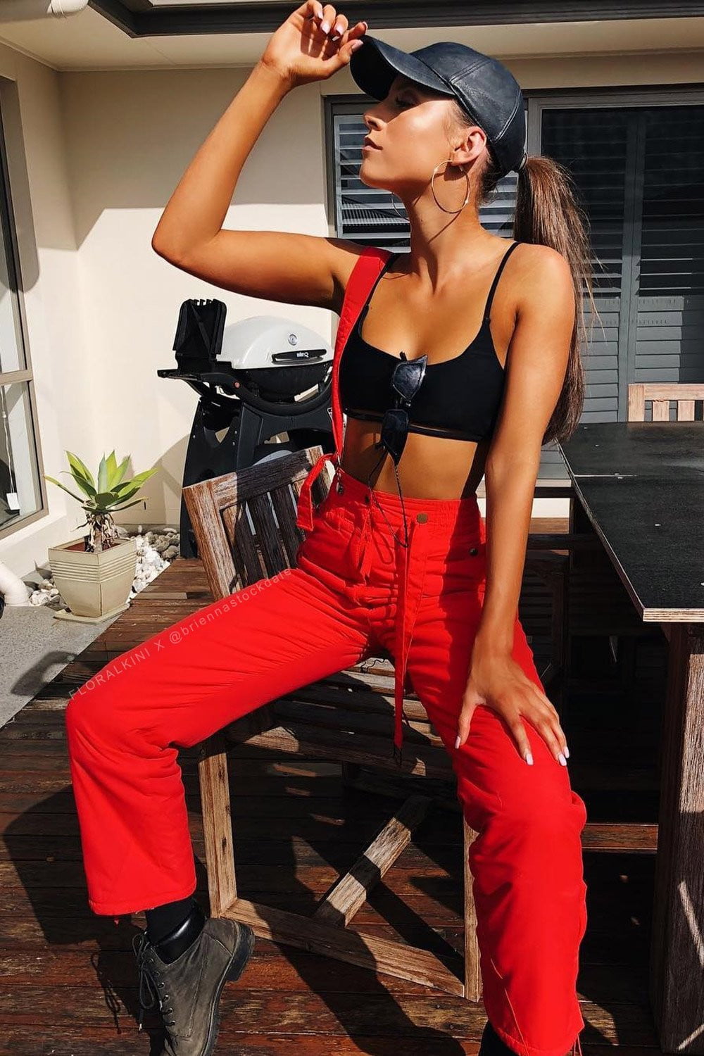 Top de bikini negro con aberturas