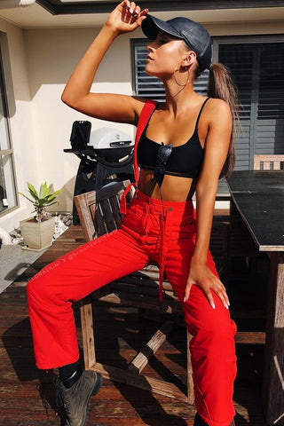 Top de bikini negro con aberturas