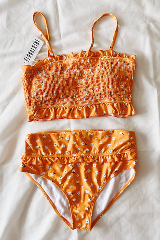 Braguita de bikini de cintura alta con ribete de volantes y flores de color naranja