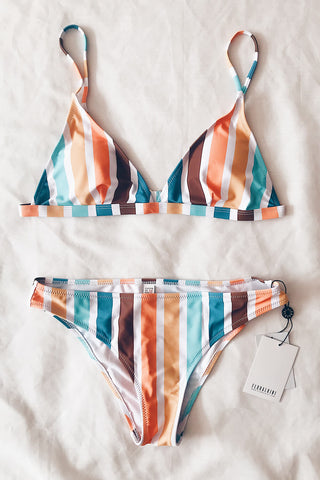 Parte superior de bikini triangular con rayas de arcoíris