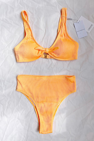 Parte superior de bikini con lazo en la parte delantera y canalé de color naranja